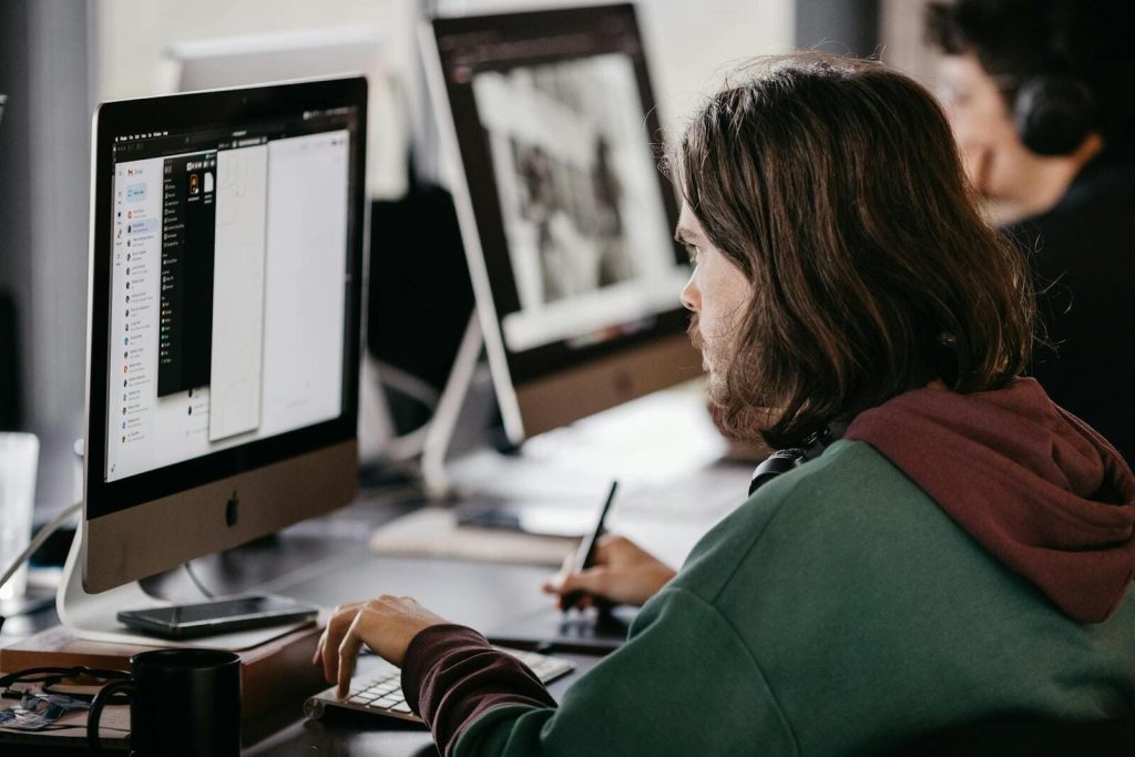 diseñadores trabajando en sus computadoras