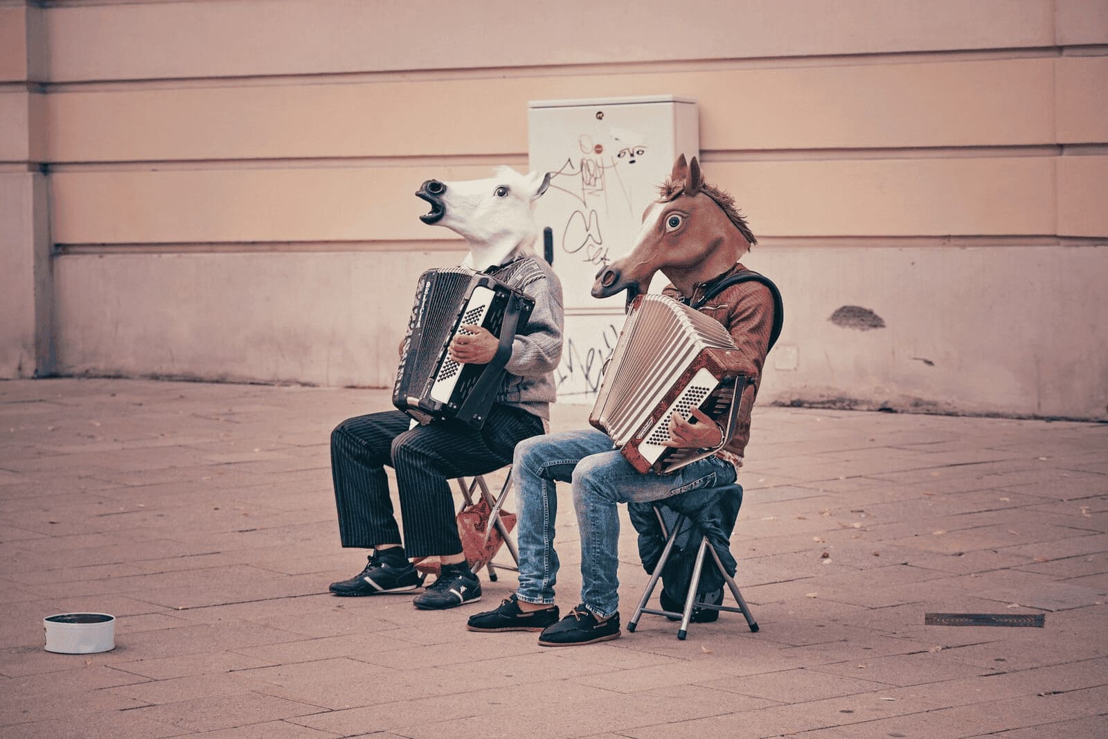 dos músicos callejeros con máscaras de caballo